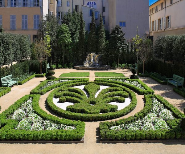 Hìtel-de-Caumont-Centre-dArt-Garden-∏-Christian-MICHEL-scaled