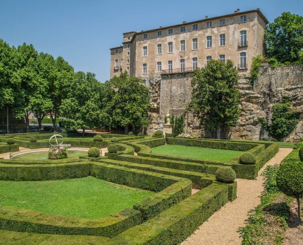 chateau-entrecasteaux.jpg__2000x1333_q85_crop_subsampling-2