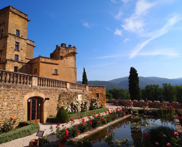 le-chateau-est-bati-sur-le-point-culminant-du-village-de-lourmarin-avec-une-vue-sur-le-massif-du-luberon-photo-fondation-l-vibert-1619009826